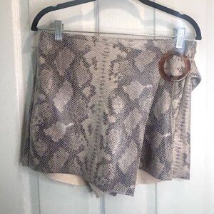 🐍”Zara” NWT Chic Snake Print Skort with Ring Accent